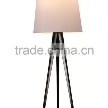 F0720-1 a black lacquered body frame while the shade wonderful floor lamp                        
                                                                                Supplier's Choice