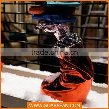 Eletroplating Fiberglass Hand Design for Bag Shop Display Stand photo-3