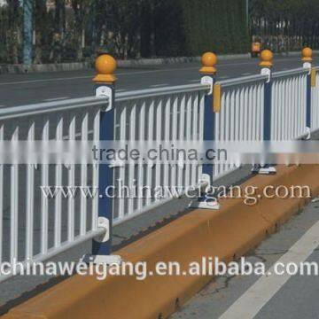 Maintenance free road divider/road guardrail