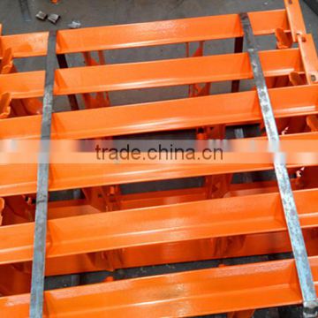 Metal conveyor roller bracket