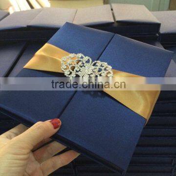 2016 hot sale elegant blue silk box wedding invitations with ribbons and rhinestone brooches                        
                                                Quality Choice