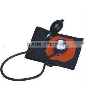 Arm type aneroid sphygmomanometer