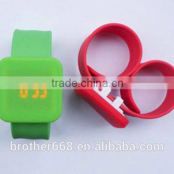 Multi Color new design sports style waterproof interchangeable silicone strap watch                        
                                                Quality Choice