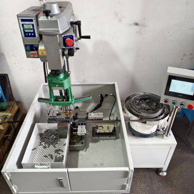 Vibrating disc feeding fully automatic tapping machine