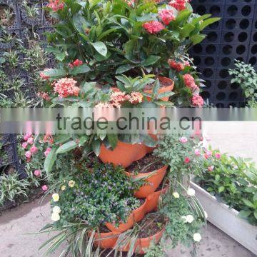 Stackable vertical plastic garden planter