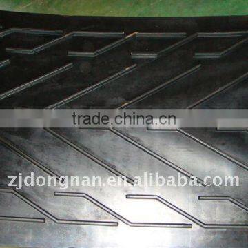 Patterned rubber conveyor belt