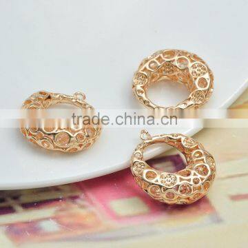 Wholesale Gold Plated Metal Filigree Diamond Hollow Jewelry Pendant 22*25*8mm