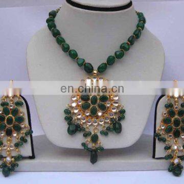 INDIAN COSTUME PENDANT JEWELLERY SET