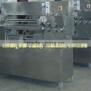 Abnormal shape bubble gum forming machine