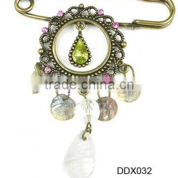 Alloy flower and shell brooches in bulk,cheap brooches with pin, costume brooch with metal chain