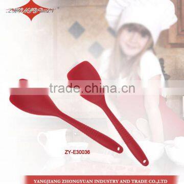 2014 New design midlle size silicone solid spoon with anti-slip soft handle