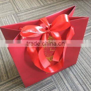 2017 China factory custom high quality red paper packaging bags with ribbon handles