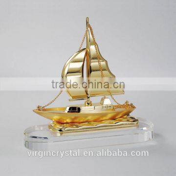 Custom decorative gold color sailing boat model with K9 crystal base for business gift
