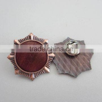 China Made Cute Fleur de Lis Flower Shape Chromed Plated Iron Soft Enamel Pin Badge photo-6