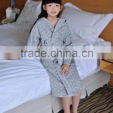 2014High Grade comfortable children bathrobe with hat