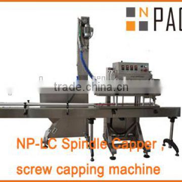 Screwing cap machine