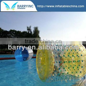 Inflatable water roller for swimming pool