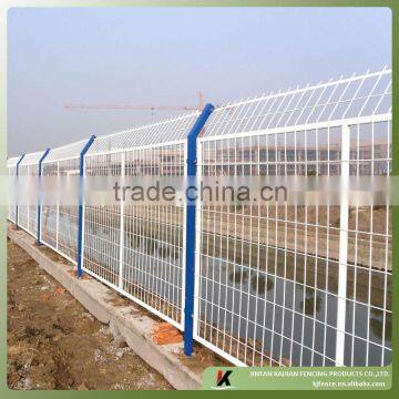 Wire mesh fence