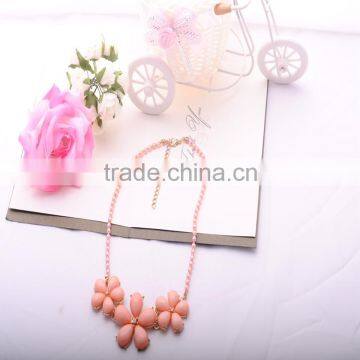 >>>Fashion Lady Women Banquet Accessories Three Flowers Acrylic Charm& Choker Necklace Pendant/ photo-4