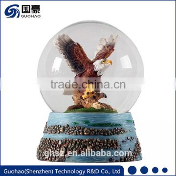 Low price resin flying eagle bird statue gifts snow globe