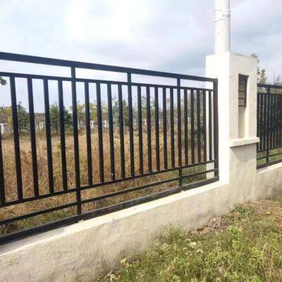Panneaux de clôture en fer forgé et en aluminium à lattes horizontales sur mesure - Solution durable pour le jardin