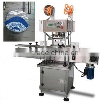 Automatic linear type heat sealing machine with conveyor belt for cosmetic jars