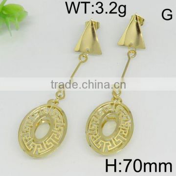 Dangling pure gold earring in oval shape