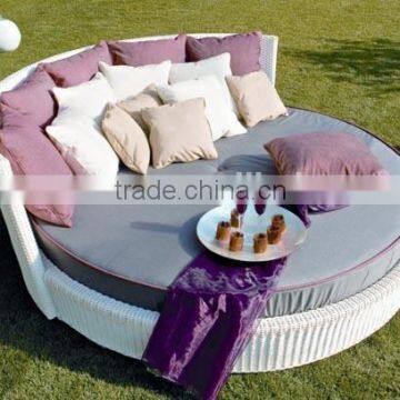 Fashionable Garden White Round Rattan Daybed