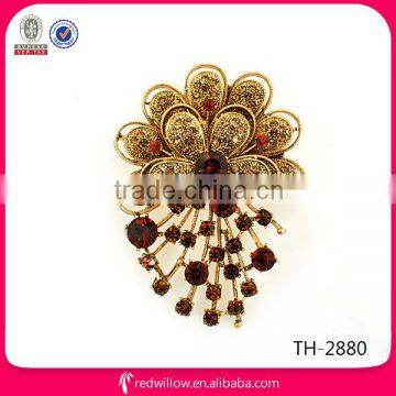 Manufacture wholesale shining golden crystal flower brooches for Christmas