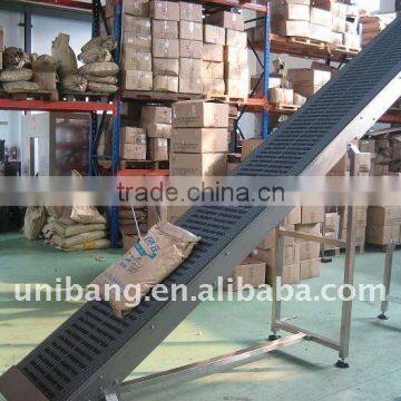 Climbing conveyor for heavy cartons transfer