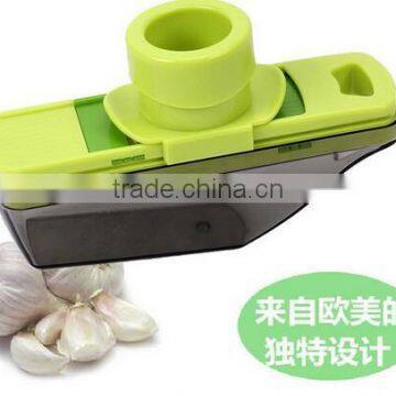 Cy284 Multifunction Kitchen Vegetable Tool Plastic Garlic Press Grater With Storage for Garlic Ginger photo-4