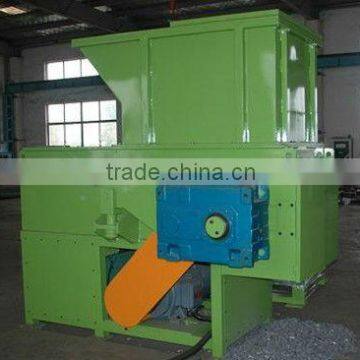 Single-shaft plastic waste shredder