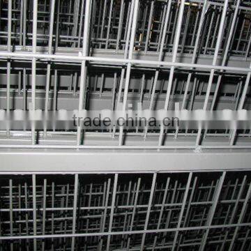 Galvanized wire mesh fence