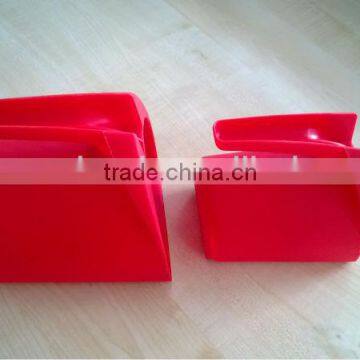 Feed plastic scoop