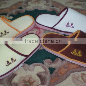 cheap disposable closed toe hotel slippers with embroideried customized logo