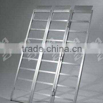 Tri-fold aluminium loading ramp