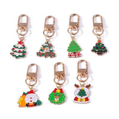 Adorno para llaves de árbol de Navidad. Bonitos amuletos de llaveros de metal en forma de Papá Noel, reno y mu?eco de nieve. Colgantes de mu?ecos de dibujos animados. Llaveros esmaltados de Navidad