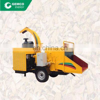 Easy to operate garden chipper with gas engine