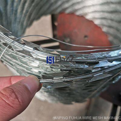 Diameter 450mm 90Clips×5Clips Per Coil BTO-22 Galvanized Concertina Razor Barbed Wire