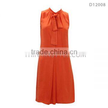 Sleeveless dress with bow tie at neck