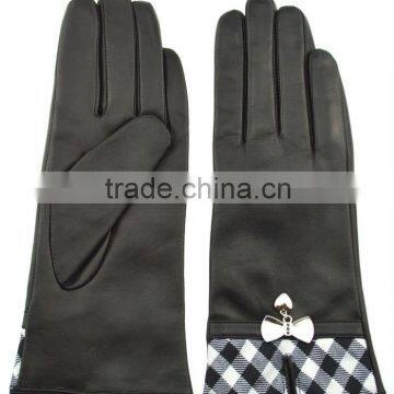 Fashion Women's Gloves Lady Gloves with Butterfly Decoration in Winter