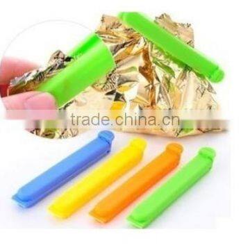 Plastic sealing pegs for food bag