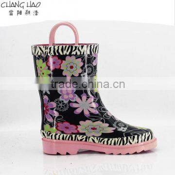 2016 New Design Kids Rubber Rain Boot black ground has flower printed with handle