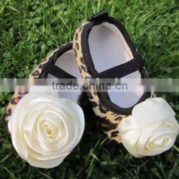 Hot selling brown leopard baby shoes with satin rose flower/ flat baby crib shoes