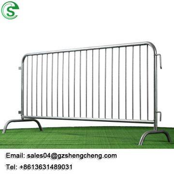 Curvy welded wire fence crowd control barricade for political rallies