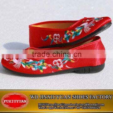 Chinese traditional embroidered cloth shoes for women