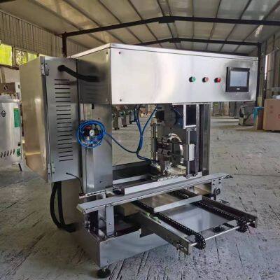 Автоматическая машина для расстановки ломтиков пшеничного хлеба на поднос. Коммерческая машина для укладки тестовых изделий для кондитерской производственной линии