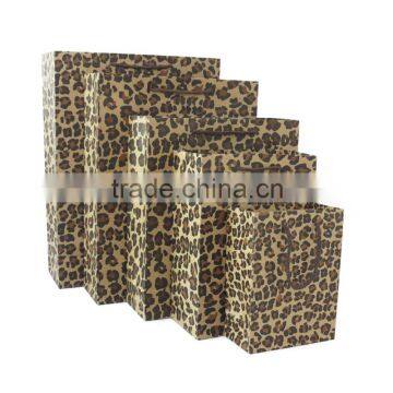 Customized packaging leopard print paper bag for Spring fashion jackets