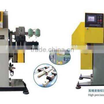 Automatic in mould labeling machine