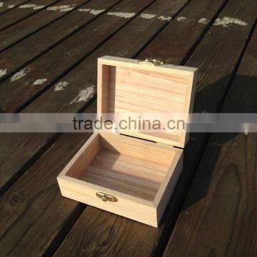 New Arrival zakka Paulownia Wood Small Wooden Box With Lid and Golden Lock Jewerally Storage Box Wedding Table Gift Box 12*9*5cm